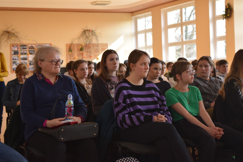 Spotkanie Jolanty Bartoś z uczniami ZSP Nietążkowo